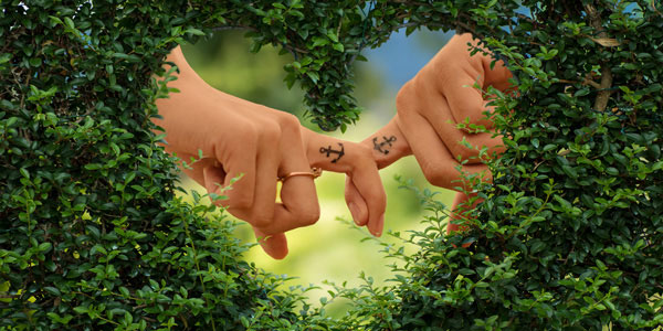 Blog Thema Beziehung heute - Bild Hände im Herz aus Ästen
