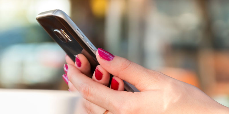 Ping-Calls - Bild Frau hält Smartphone