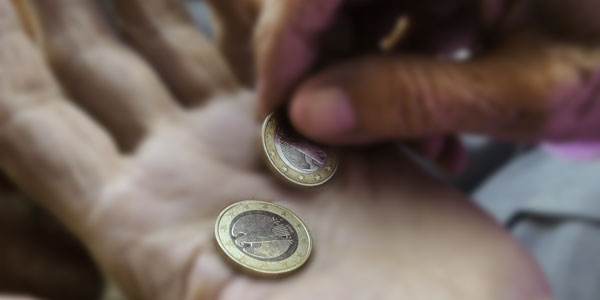 Altersarmut in Deutschland- Armut Bild Hand mit 2 Euro